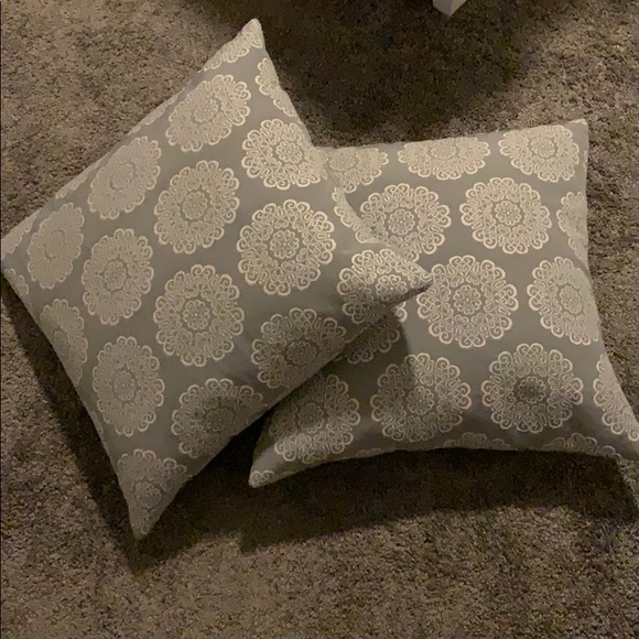 Set of throw pillows 💕 - Picture 3 of 4